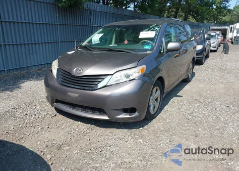 2012 Toyota Sienna Le V6 8 Passenger z USA, uszkodzony, nr VIN 5TDKK3DC4CS186149